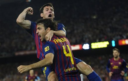 Messi chia vui cùng Fabregas sau pha ghi bàn quyết định.